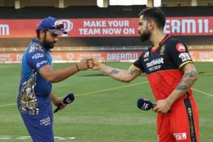 RCB vs MI: టాస్ గెలిచి బౌలింగ్ ఎంచుకున్న ముంబై.. హార్దిక్ వచ్చేశాడు! మూడు మార్పులతో బరిలోకి బెంగళూరు!!
