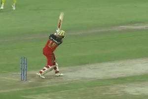 RCB vs CSK: విరాట్ కోహ్లీ భారీ సిక్స్.. స్టేడియం బ‌య‌ట‌ బంతి! మైదానంలో అరుపులు, కేకలు! (వీడియో)