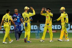 చెన్నై సూపర్ కింగ్స్ ప్లేఆఫ్స్‌‌కు మిస్టర్ ఐపీఎల్ దూరం: జట్టుకు భారమా? గాయమా?