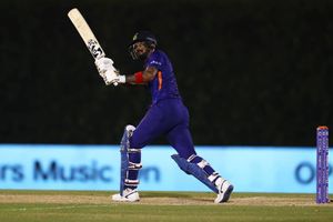 IND vs ENG: కేఎల్ రాహుల్ భారీ సిక్సర్? జాడలేకుండా పోయిన బంతి!(వీడియో)