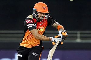 నిండా మునిగిన సన్‌రైజర్స్: పార్టీ స్పాయిలర్ రోల్: మనీష్ పాండే మళ్లీ డగౌట్