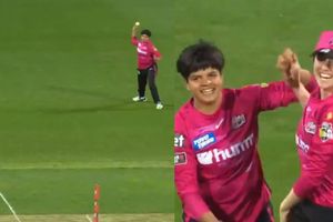 వారెవ్వా షెఫాలీ.. వాటే త్రో! అచ్చం జడేజాలానే డైరెక్ట్ హిట్!(వీడియో)