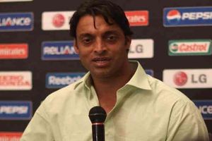 IND vs PAK: భారత ఆటగాళ్లకు నిద్రమాత్రలు ఇవ్వండి.. ధోనీని బ్యాట్​ పట్టుకోకుండా చేయండి! పాక్‌కు అక్తర్ సూచన!