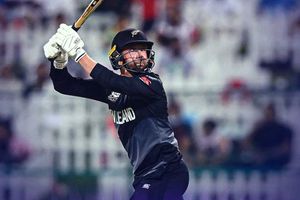 సెల్యూట్ డెవాన్ కాన్వే: గెలవాలనే పట్టుదల అంటే అది: చేతికి కట్టు కట్టుకుని..నొప్పిని భరిస్తూ