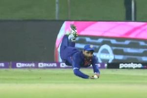 రవీంద్ర జడేజా క్యాచ్ ఆఫ్ ది టోర్నమెంట్: ఫ్లయింగ్ బర్డ్..కానీ: హార్డ్ లక్