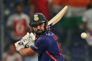 రోహిత్ శర్మ ధమాకా ఇన్నింగ్: దీపావళికి ఊపొచ్చింది..ఊపేశాడు: థౌజండ్ వాలా సౌండ్