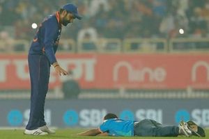 అన్నా నువ్వు దేవుడివే.. మ్యాచ్ మధ్యలో గ్రౌండ్‌లోకి దూసుకొచ్చిన రోహిత్ ఫ్యాన్-వీడియో వైరల్