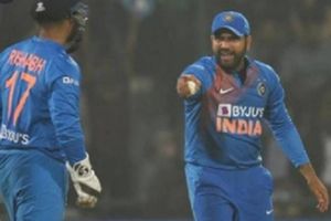 Rohit vs Pant: నోట్లో ఏం పెట్టుకున్నావ్! పంత్‌పై హిట్‌మ్యాన్ ఆగ్రహం! ఎందుకంటే?