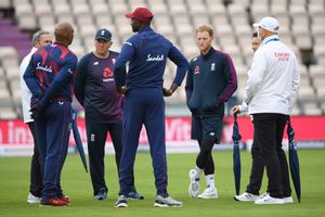 యాషెస్ సిరీస్‌లో ఇంగ్లండ్‌కు బిగ్ షాక్‌.. ఐసోలేష‌న్‌కు హెడ్ కోచ్‌