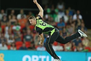 BBL 2021-22: పాపం డానియల్ సామ్స్.. నోబాల్ అని తెలియక క్యాచ్ కోసం స్టన్నింగ్ స్టంట్! (వీడియో)