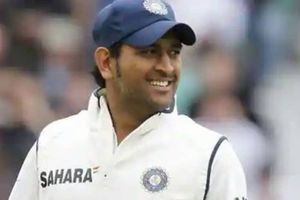 ధోనీ.. ఛీటర్ అంటూ అరిచిన అభిమానులే.. హీరో అంటూ చెంపలేసుకున్నారు! ఎప్పుడంటే.?