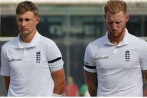 Ashes 2021: సంతాప సూచకంగా నల్లరంగు బ్యాండ్స్ ధరించి తొలి టెస్ట్ ఆడిన ఇంగ్లాండ్ ప్లేయర్లు