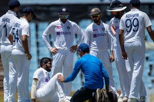 ఇటు క‌రోనా.. అటు ఒమిక్రాన్‌! క్రికెట్ మ్యాచ్‌లు మ‌ళ్లీ వాయిదా వేయక త‌ప్ప‌దా?