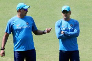 ధోని రిటైర్మెంట్ గురించి షాకింగ్ విష‌యాలు చెప్పిన ర‌విశాస్త్రి