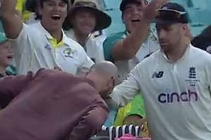 Ashes Series: వీడెవ‌డండీ బాబు! గుండుపై ఆటోగ్రాఫ్ ఇచ్చాడు