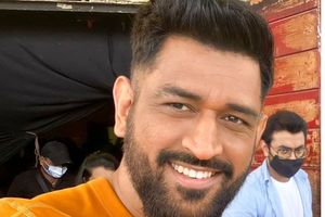 IPL 2022 Mega Auction వేదికపై వీడని సస్పెన్స్! చెన్నైకి చేరిన ధోనీ!