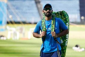Dinesh Karthik: రోహిత్ శ‌ర్మ‌కు ఇప్ప‌టికే 34 ఏళ్లు.. రాబోయే రోజుల్లో క‌ఠిన స‌వాళ్లు త‌ప్ప‌వు