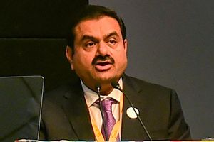 ఇంట్లో గెలవలేని అదాని: ఆ విదేశీ ఫ్రాంఛైజీపై ఫోకస్