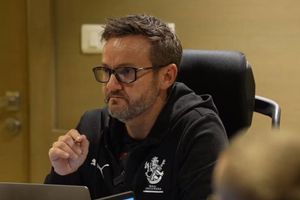 రాయల్ ఛాలెంజర్స్ కొత్త కేప్టెన్ అతనే: జట్టులోకి తీసుకుంది అందుకోసమే: హింట్ ఇచ్చిన కోచ్