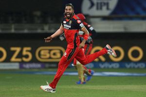 నా ఫస్ట్ ఐపీఎల్ సాలరీతో ఐఫోన్, సెకండ్ హ్యాండ్ కారు కొన్నా: మహమ్మద్ సిరాజ్