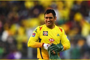 ధోనీ కోసం ముంబై ఇండియన్స్ తీవ్రంగా పోటీపడింది.. చివరకు ఆ ఒక్క కారణంతోనే వదిలేసింది!