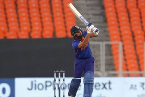 IND vs WI:రోహిత్ శర్మ ట్రేడ్ మార్క్ సిక్స్.. నోరెళ్లబెట్టిన పొలార్డ్! (వీడియో)