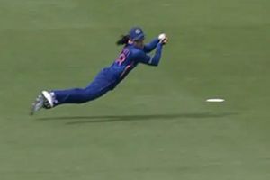Smriti Mandhana కళ్లు చెదిరే క్యాచ్.. చూస్తే వావ్ అనాల్సిందే!(వీడియో)