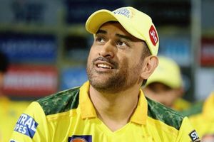 అప‌రిచితుడిని క‌లిసిన మ‌హేంద్ర‌సింగ్ ధోని.. ఎందుకో తెలుసా?