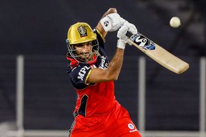 IPL 2022: 6 బంతుల్లో 3 సిక్సులు.. సిక్సర్ల‌ ఛాలెంజ్‌లో కోహ్లీ, డుప్లిసెస్‌ను ఓడించిన హ‌ర్ష‌ల్ ప‌టేల్‌