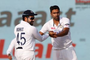 అశ్విన్‌కు అంత సీన్ లేదు.. రోహిత్ నోరు జారాడు: పాక్ క్రికెటర్