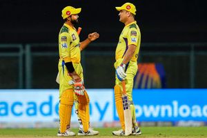 CSK vs KKR: రివ్యూ ఎవడు తీసుకోమన్నాడు.. జడేజాను మందలించిన ధోనీ!