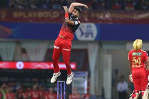 రాయల్ ఛాలెంజర్స్‌ను మట్టి కరిపించిన సిరాజ్ ఓవర్: ఆర్సీబీ పరాజయానికి కారణాలివే..