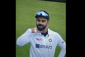 India vs Sri lanka: వందో టెస్టులో త‌గ్గెదేలే అంటూ బ‌న్నీని ఇమిటేట్ చేసిన కోహ్లీ.. వీడియో వైర‌ల్‌