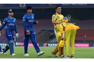 వీడియో: మహేంద్ర బాహుబలి: ధోనీ ముందు మోకరిల్లిన రవీంద్ర జడేజా: వంగి సలాం కొడుతూ