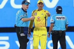 CSK vs RCB మ్యాచ్‌లో నోబాల్‌పై రగడ.. అంపైర్‌తో ధోనీ వాగ్వాదం!