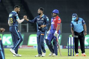 IPL 2022: DC vs GT మ్యాచ్ జరుగుతుండగా లిప్ కిస్‌లో మునిగిపోయిన జంట.. నెట్టింట వైర‌ల్‌!