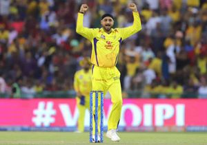 Harbhajan's IPL playing 11: ఆల్ టైం ఐపీఎల్ ప్లేయింగ్ 11 ప్రకటించిన భజ్జీ... ధోనీ కెప్టెన్సీలో భీకర ప్లేయర్లు!