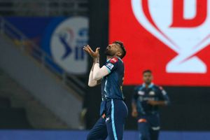 IPL 2022: హార్దిక్ పాండ్యాకు మళ్లీ గాయం.. మ్యాచ్ మధ్యలోనే మైదానం వీడిన గుజరాత్ కెప్టెన్!