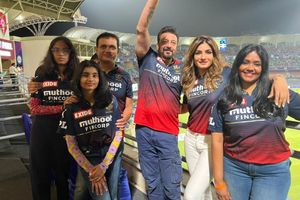 IPL 2022: కేజీఎఫ్-2 చూసిన ఆర్‌సీబీ ఆటగాళ్లు.. విజిల్స్‌తో రచ్చ చేసిన సిరాజ్! రాకీ భాయ్ అంటూ...