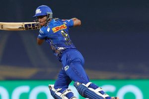 ముంబైని ఆదుకున్న హైదరాబాదీ ప్లేయర్.. లేకుంటే ఘోర పరిస్థితే..