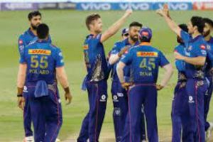 IPL 2022: ముంబై ఇండియన్స్ ఆటగాళ్లపై కందిరీగల దాడి.. తప్పిన ప్రమాదం! (వీడియో)