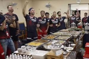 రాయల్ ఛాలెంజర్స్ విక్టరీల సెంచరీ: డ్రెస్సింగ్ రూమ్‌లో అలాంటి నినాదాలు: మినీ ఫుడ్ ఫెస్టివల్