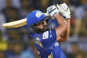 తొలి ఓవర్లోనే ముంబైకి భారీ షాక్.. రోహిత్ శర్మ, ఇషాన్ కిషన్ డకౌట్