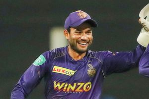 టాటూలు వేసుకోవడం కాదు ముందు ఫినిషింగ్ చేయ్ అంటూ.. ట్రోలింగ్ గురైన కేకేఆర్ ప్లేయర్ !