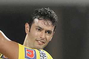 శివం దుబే నిర్వాకం: క్యాప్‌ను విసిరి కొట్టబోయిన జడేజా, నెత్తిపై చేతులు పెట్టుకున్న బ్రావో