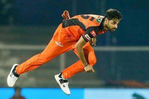 IPL 2022: వికెట్ విత్ మెయిడిన్ ఓవర్.. భువనేశ్వర్ కుమార్ అరుదైన ఘనత!