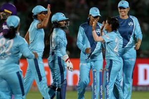 Women's T20 Challenge:హర్మన్‌‌ప్రీత్ స్టన్నింగ్ క్యాచ్.. అచ్చం చేపపిల్లలానే!