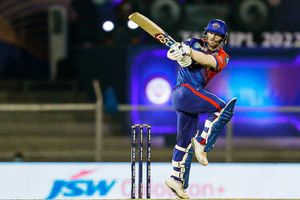 David Warner: క్షణంలో ప్లాన్ మార్చి.. అదిరిపోయే షాట్‌తో బదులిచ్చి