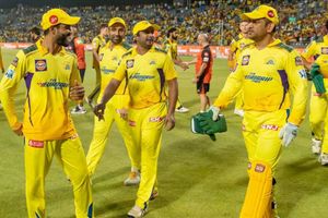 ధోనీ సేనపై సునీల్ గవాస్కర్ కీలక వ్యాఖ్యలు: కోల్‌కత నైట్‌రైడర్స్ మాదిరిగా