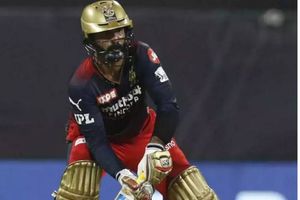 SRH vs RCB: దినేశ్ కార్తీక్ ముందు మోకరిల్లిన విరాట్ కోహ్లీ.. వంగి సలాం కొడుతూ.. (వీడియో)